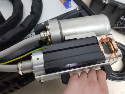 Compact and lightweight X-ray tube for usage in confined areas